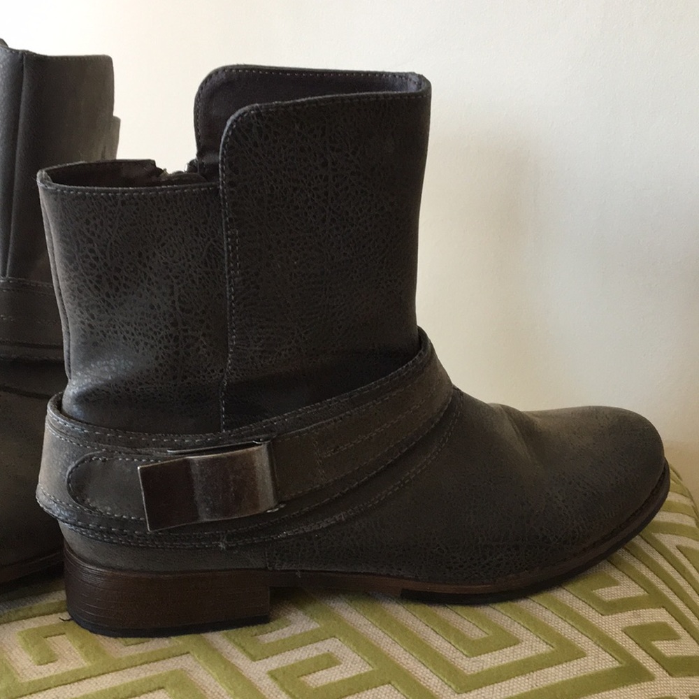 gray boots - Picture 2 of 2